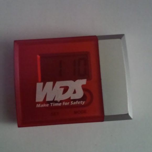 Small Travel Clock In Hard Plastic Case 1 AAA Battery - Picture 1 of 4